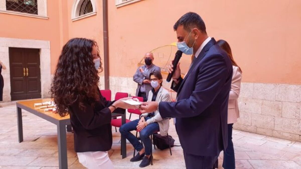 Bari, cerimonia di consegna di 28 borse di studio a studenti