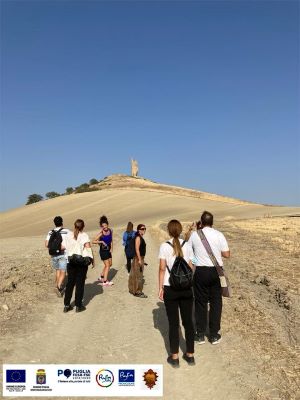 giornalisti in cammino verso il sito archeologico e la torre di montecorvino