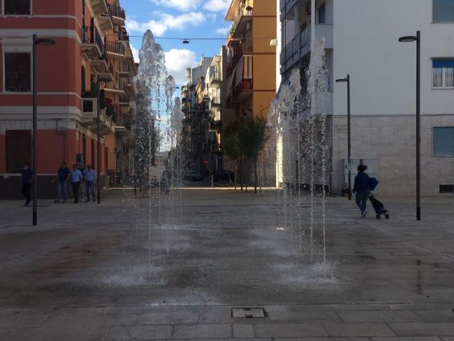 in funzione la fontana artistica a pavimento in piazza disfida di barletta