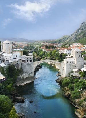 il ponte di mostar ricostruito dopo la guerra nell'ex jugoslavia