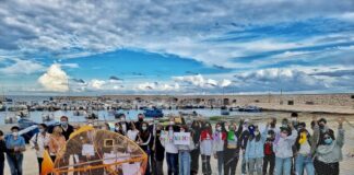 installato getto, il pesce mangiaplastica sulla piazza di torre a mare