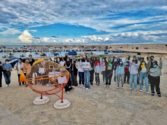 installato getto, il pesce mangiaplastica sulla piazza di torre a mare