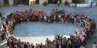 cuore composto da volontari e studenti