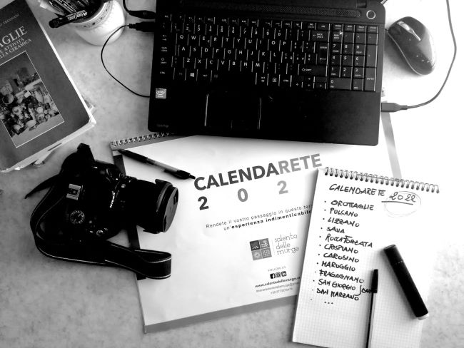 il calendarete 2022 sulla scrivania di un fotografo
