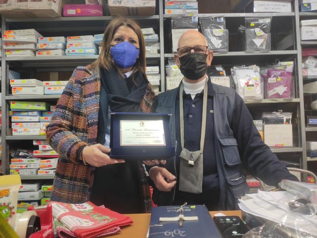 l’assessora palone consegna un riconoscimento al titolare di un'attività commerciali storica di carrassi