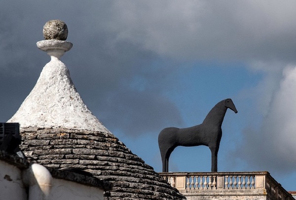 “Segni Elementari”, la mostra che celebra i 25 anni di Alberobello patrimonio UNESCO
