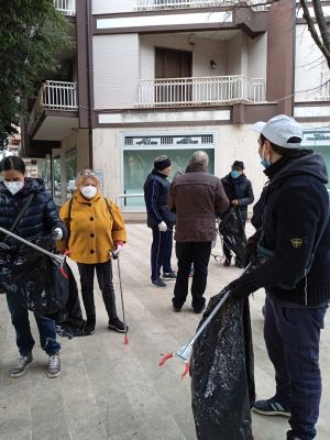 ripulito viale ofanto dai volontari de La Via della Felicità 8