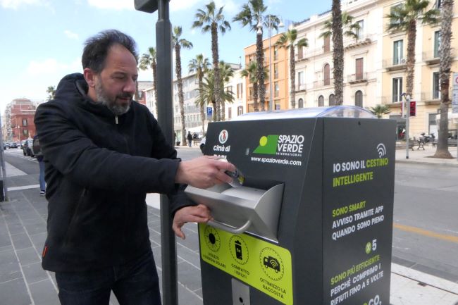 Bari, in via Sparano parte la sperimentazione del contenitore intelligente per rifiuti sostitutivo del cestino gettacarte