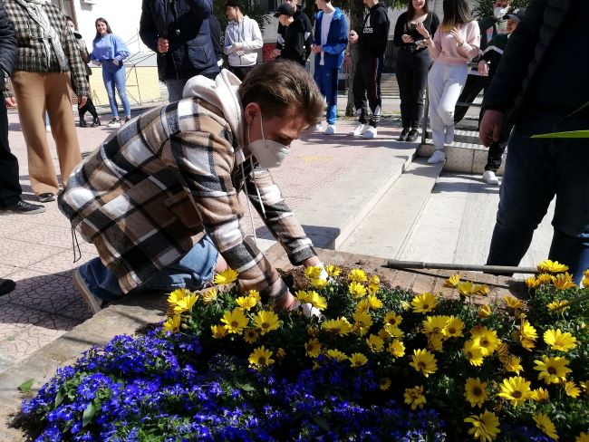 All’Itet di Lucera una bandiera dell’Ucraina fatta di fiori