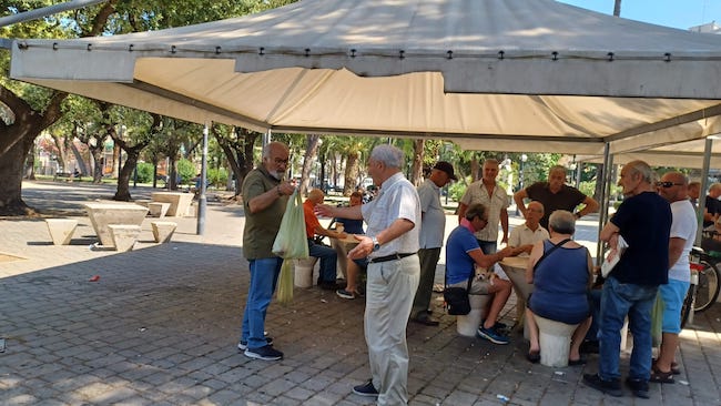 Bari, distribuzione di frutta e acqua agli anziani Bari, distribuzione di frutta e acqua agli anziani
