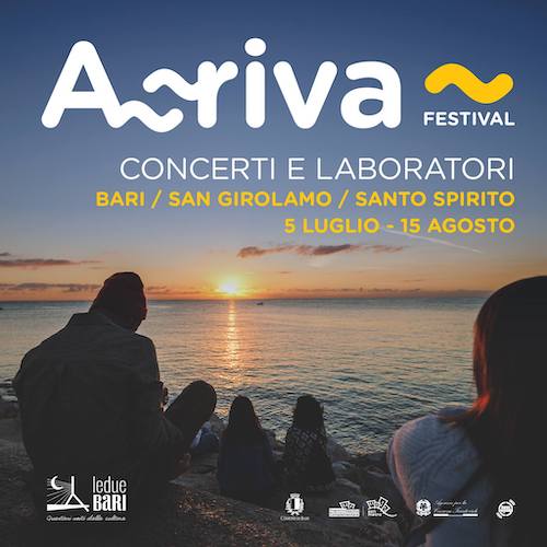 Locandina di “A-Riva”; persone sugli scogli guardano il mare e il sole che sorge