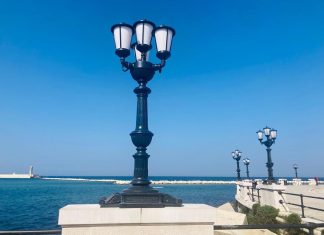 Bari, ricollocati sul lungomare i primi candelabri ornamentali restaurati
