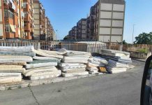 Bari, oltre quaranta materassi abbandonati al San Paolo