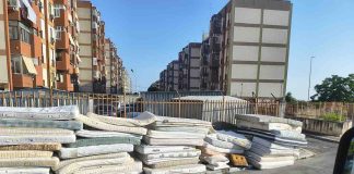 Bari, oltre quaranta materassi abbandonati al San Paolo