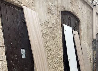 Bari, abbandono arredi di un appartamento in un vicolo: denunciato il responsabile